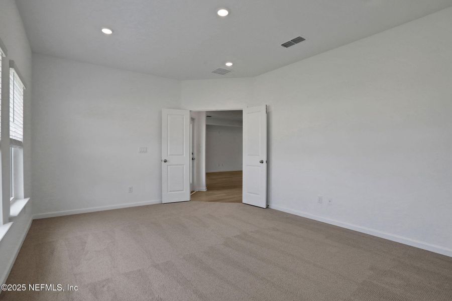 Spacious, unfurnished interior of a new home in Jennings Farm, Middleburg (Image 41).