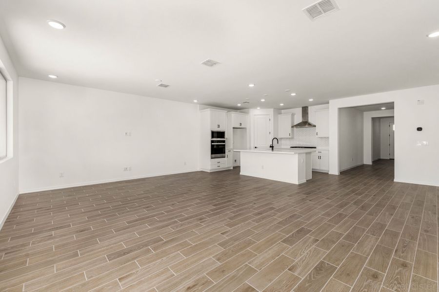 Spacious, unfurnished interior of a new home in Tyler Ranch, Buckeye (Image 8).