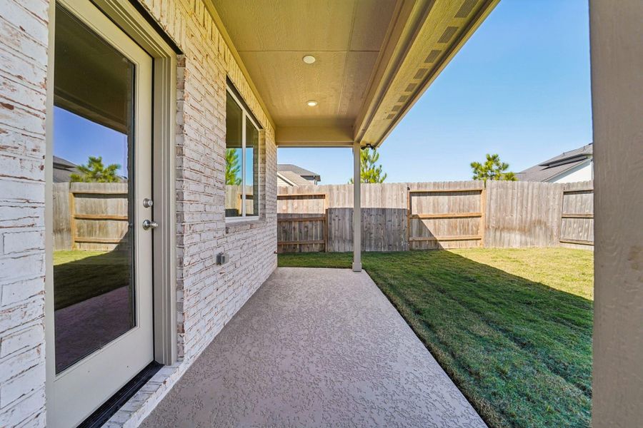 Exterior details and patio area of a home in Evergreen 40', Conroe (Image 21).