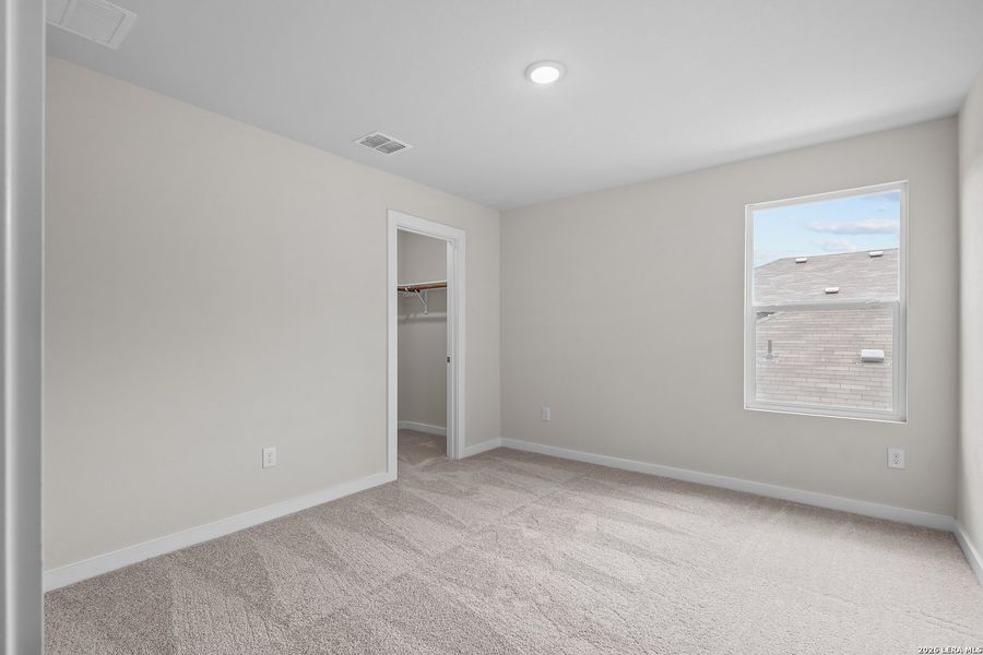 Spacious, unfurnished interior of a new home in Spring Creek, San Antonio (Image 30).