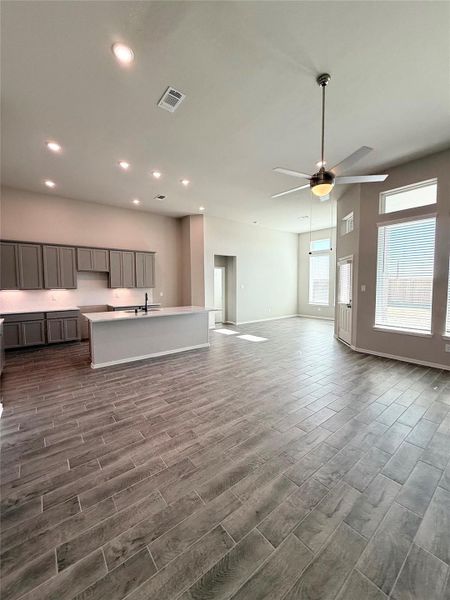 Spacious, unfurnished interior of a new home in , Iowa Colony (Image 15).
