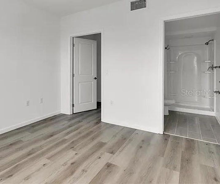 Spacious, unfurnished interior of a new home in , Orlando (Image 4).