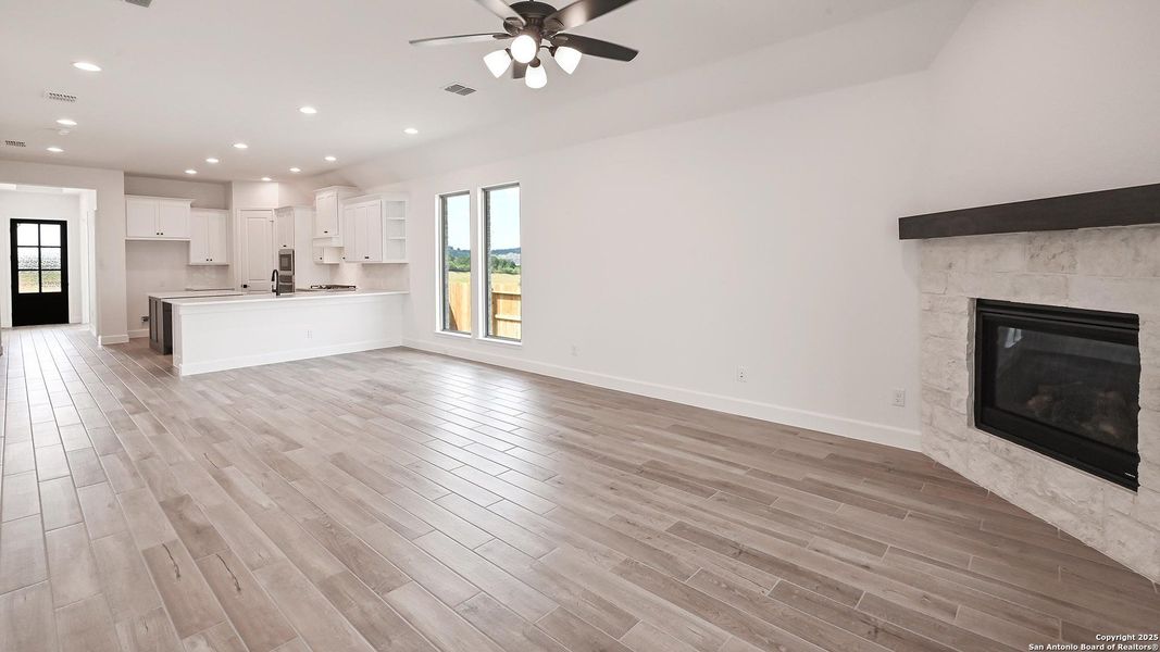 Spacious, unfurnished interior of a new home in Homestead 55', Cibolo (Image 21).