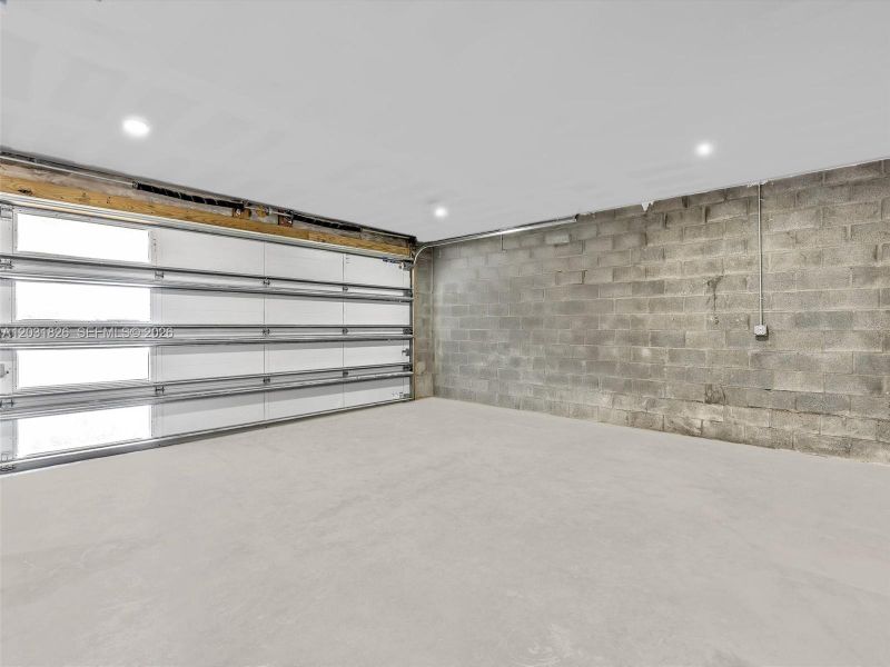 Spacious, unfurnished interior of a new home in , Dania Beach (Image 27).