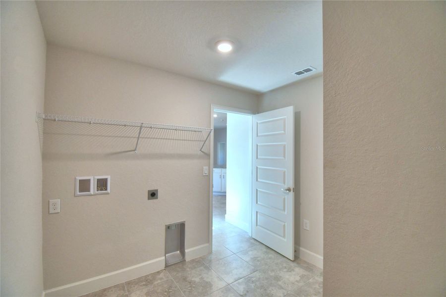 Spacious, unfurnished interior of a new home in Cadence Crossing, Auburndale (Image 23).