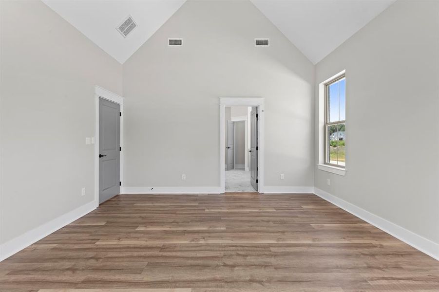 Spacious, unfurnished interior of a new home in , Tyler (Image 24).