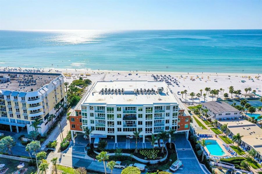 Condo located in Sarasota, FL showcasing its design and architecture (Image 5).