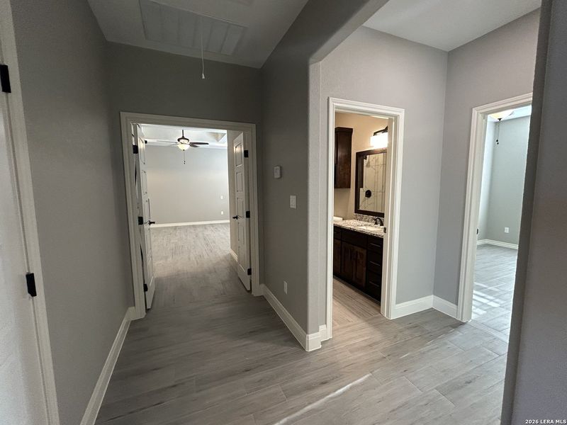 Spacious, unfurnished interior of a new home in , La Vernia (Image 14).