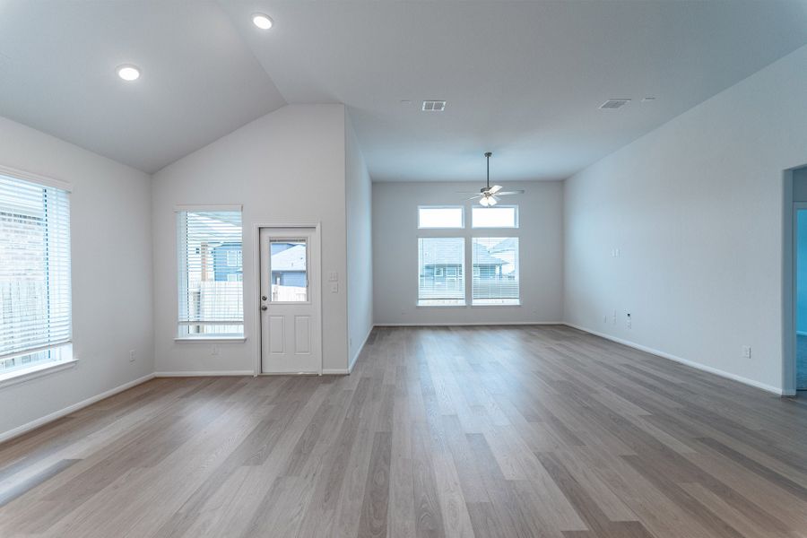Spacious, unfurnished interior of a new home in Sunfield, Buda (Image 12).