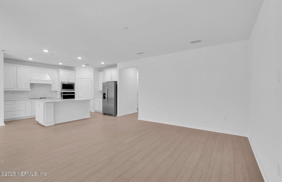 Spacious, unfurnished interior of a new home in Hyland Trail, Green Cove Springs (Image 10).