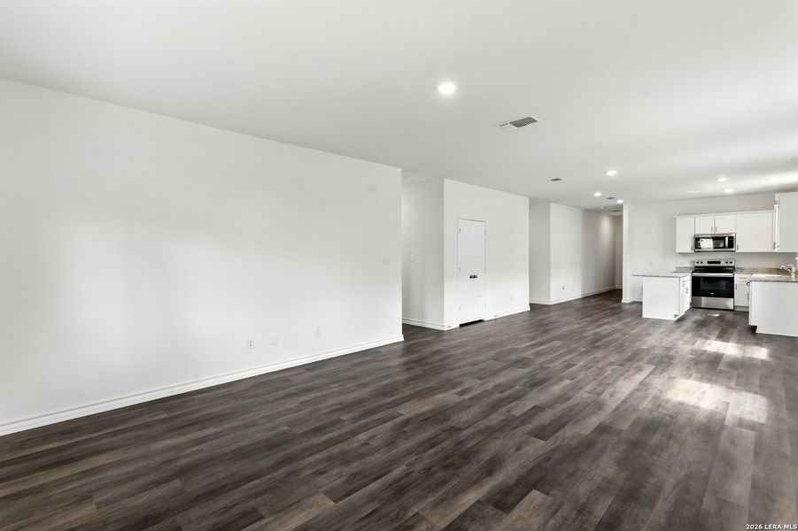 Spacious, unfurnished interior of a new home in Horizon Ridge, San Antonio (Image 27). Spacious, unfurnished interior of a new home in Horizon Ridge, San Antonio (Image 27).