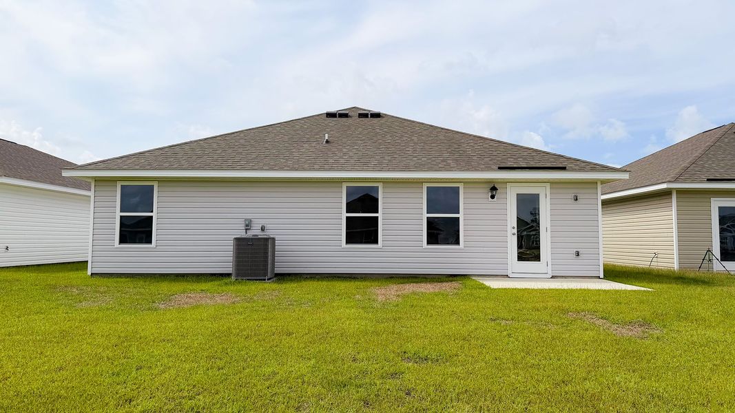 Exterior details and patio area of a home in Liberty, Panama City (Image 23).