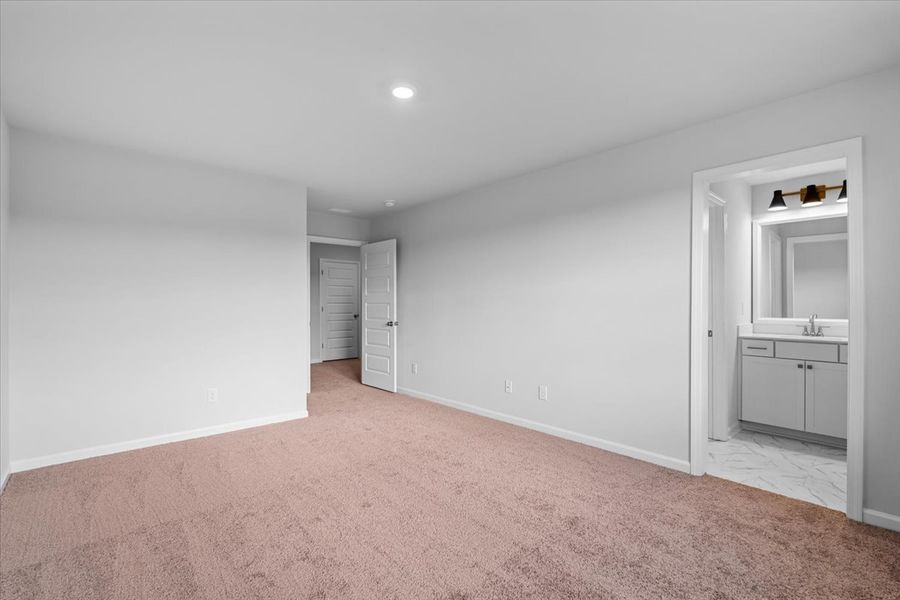 Spacious, unfurnished interior of a new home in Fieldstone, Lexington (Image 40).
