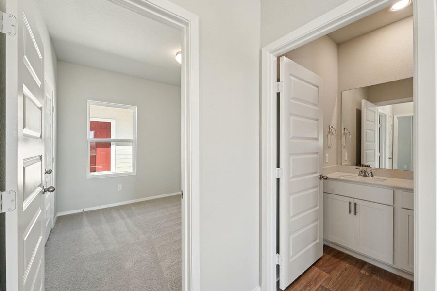 Spacious, unfurnished interior of a new home in Harvest Ridge, Elgin (Image 25).