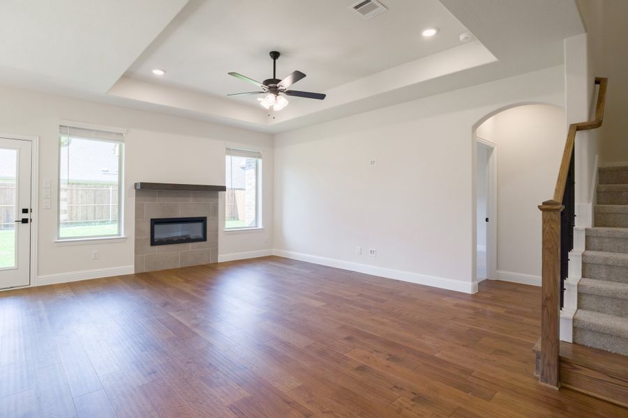 Spacious, unfurnished interior of a new home in Valencia on the Lake, Little Elm (Image 21).