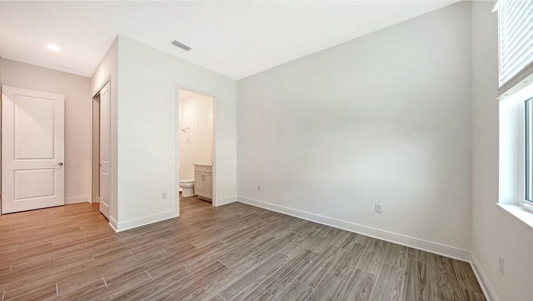 Spacious, unfurnished interior of a new home in Canoe Creek, Parrish (Image 36).