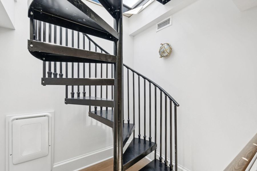 Spacious, unfurnished interior of a new home in , Charleston (Image 33).