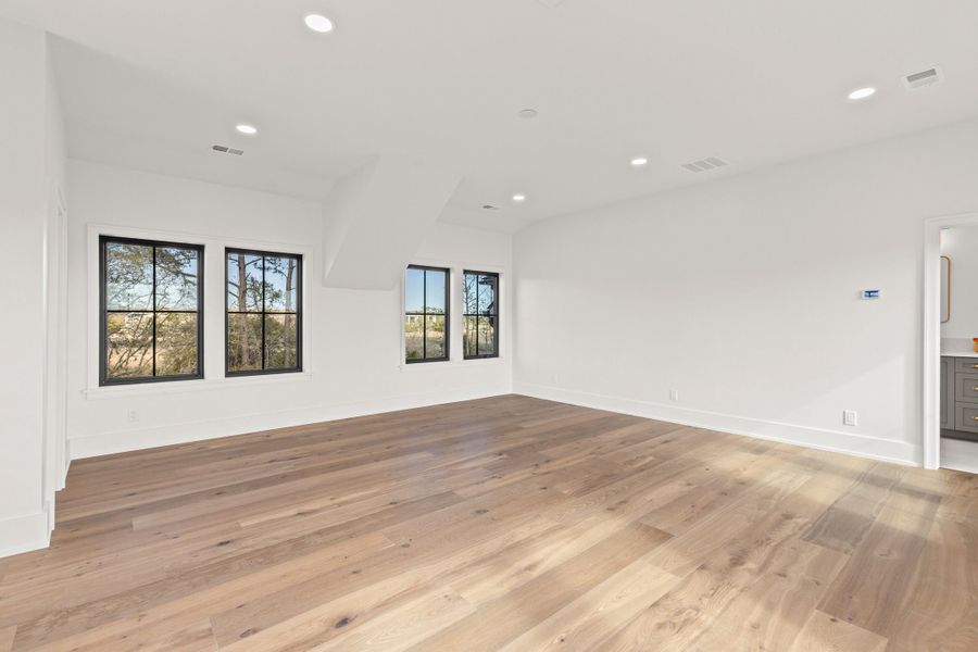 Spacious, unfurnished interior of a new home in , Charleston (Image 99).