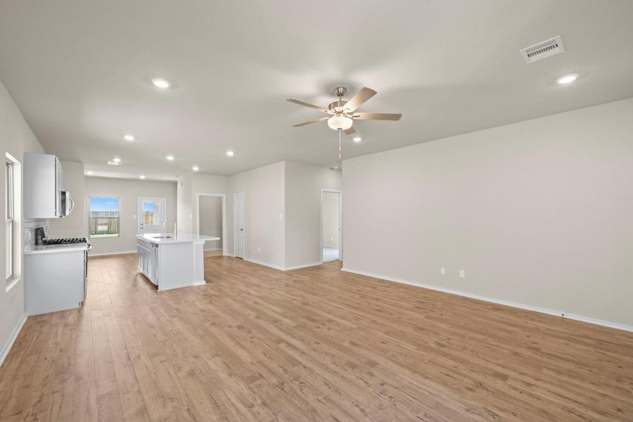 Spacious, unfurnished interior of a new home in Creekhaven, Rosharon (Image 14).