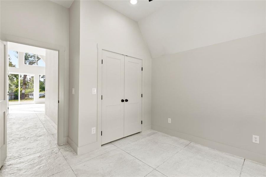 Spacious, unfurnished interior of a new home in , Mineola (Image 30).