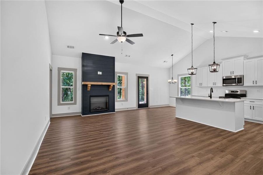Spacious, unfurnished interior of a new home in , Silver Creek (Image 32).