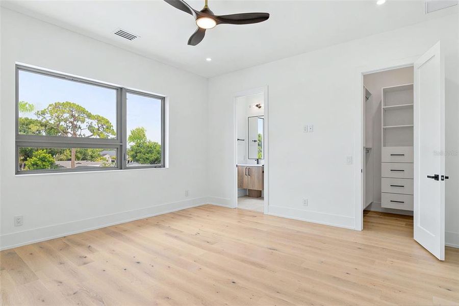 Spacious, unfurnished interior of a new home in , Sarasota (Image 48).