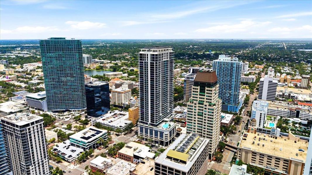 Condo located in St. Petersburg, FL showcasing its design and architecture (Image 38).