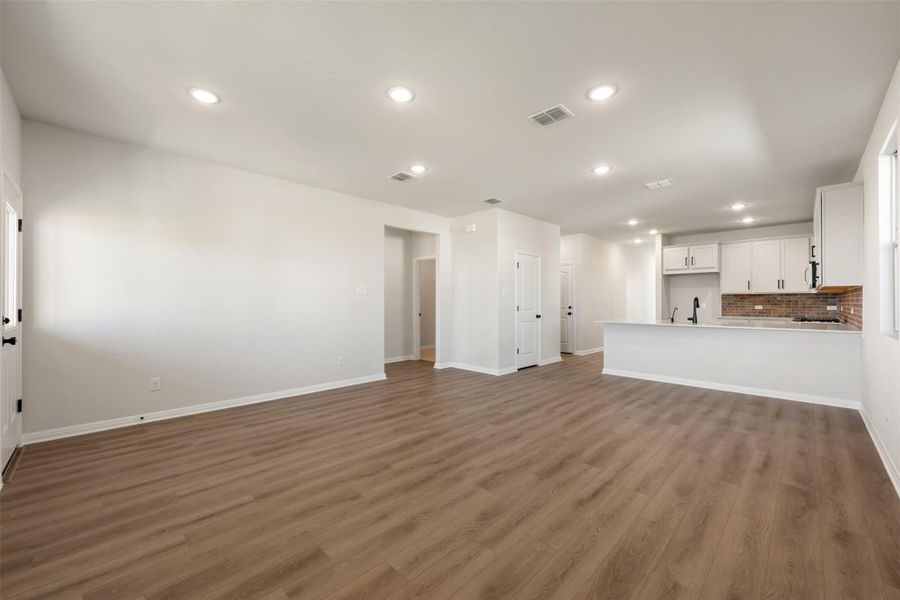 Spacious, unfurnished interior of a new home in Patterson Ranch, Georgetown (Image 35).