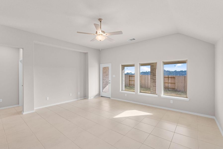 Spacious, unfurnished interior of a new home in Escondido, Magnolia (Image 26).