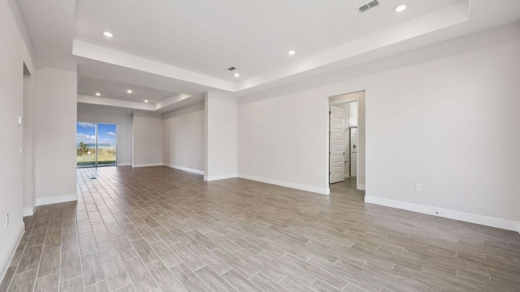 Representative unfurnished interior of a home built from the Everett by D.R. Horton in Buena Lago, St. Cloud (Image 17).