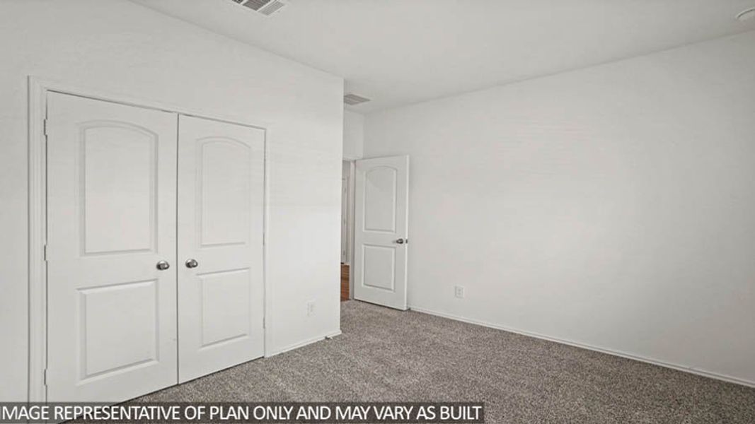 Spacious, unfurnished interior of a new home in East Williams Cove, Conroe (Image 10).