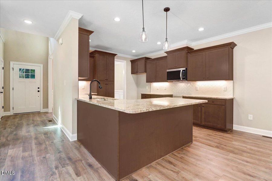 16-27 Wisteria Dr-16 16-27 Wisteria Dr-16