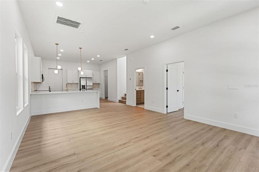 Spacious, unfurnished interior of a new home in , Tampa (Image 37).