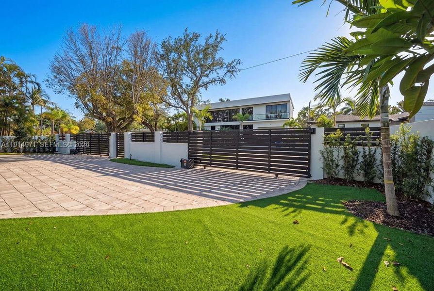 Exterior details and patio area of a home in , Fort Lauderdale (Image 46).