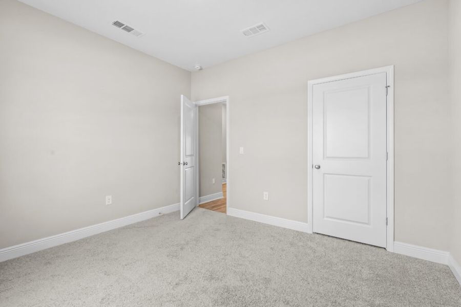 Spacious, unfurnished interior of a new home in Natureview, Freeport (Image 14).