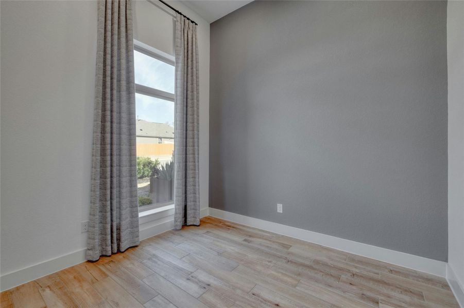 Spacious, unfurnished interior of a new home in Lariat 45', Liberty Hill (Image 14).