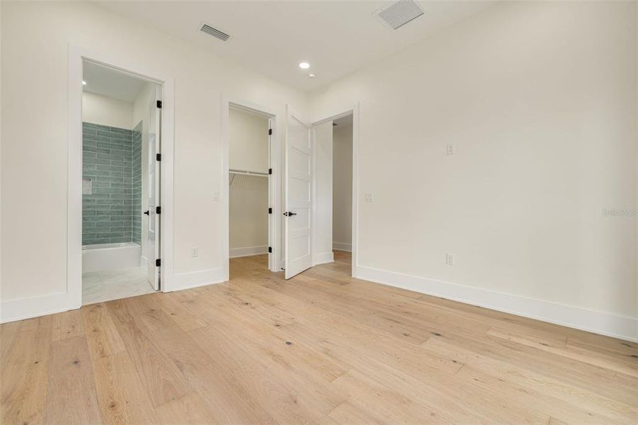 Spacious, unfurnished interior of a new home in , Tampa (Image 56).