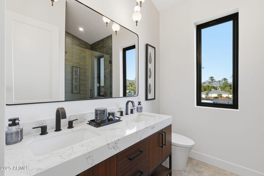 Upstairs bed ensuite Upstairs bed ensuite