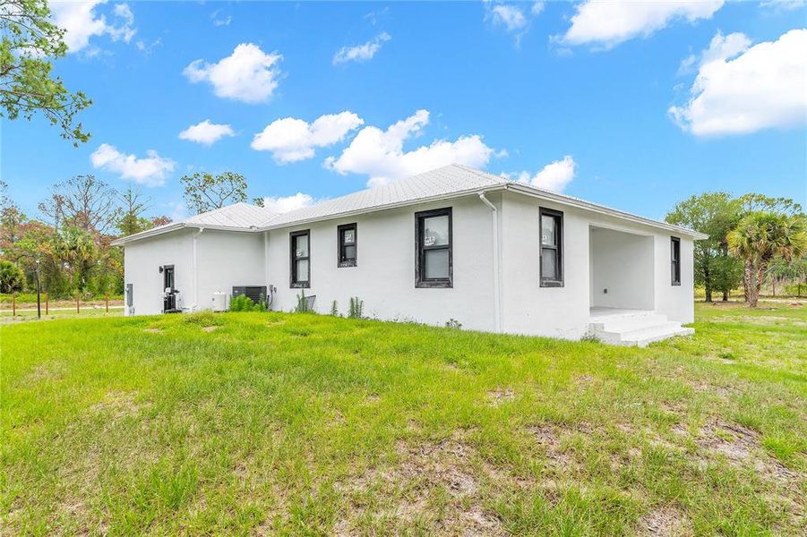 Exterior details and patio area of a home in , Clewiston (Image 4).