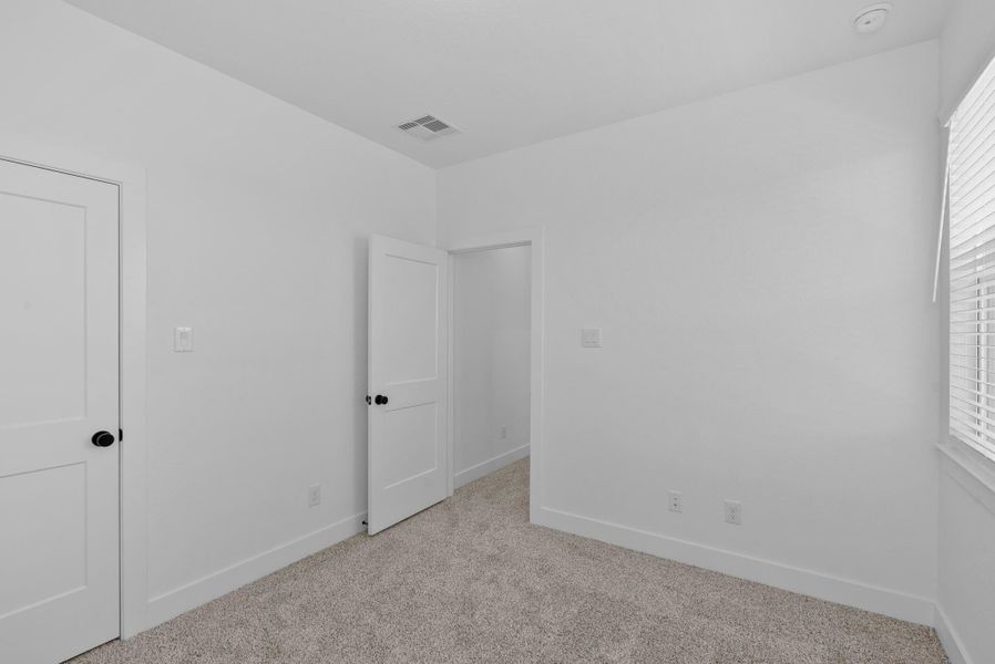 Spacious, unfurnished interior of a new home in Blue Heron, Mont Belvieu (Image 25).