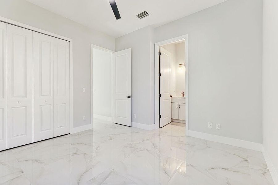 5DM40136_37_38_39_40Interior01