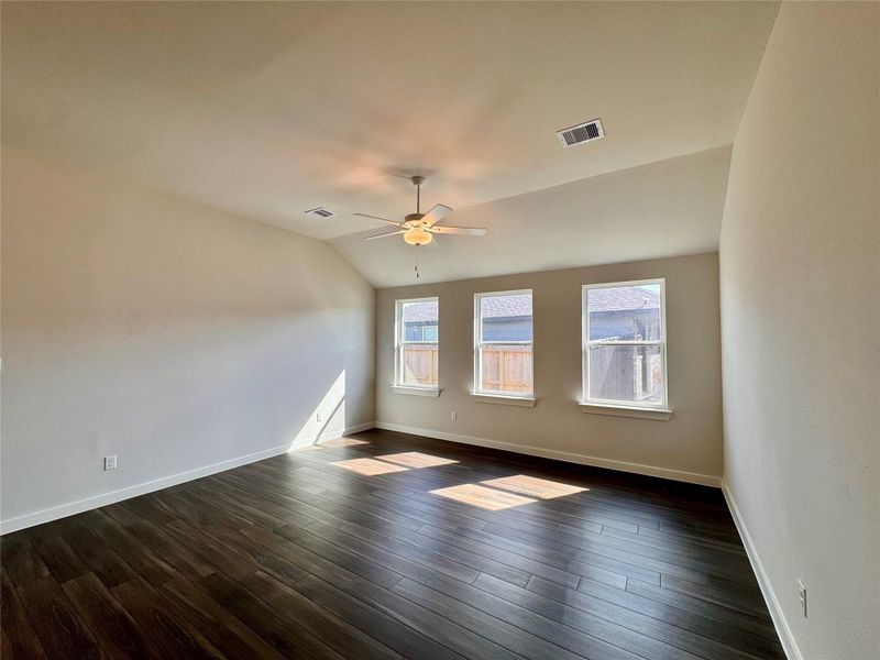 Spacious, unfurnished interior of a new home in Santa Fe, Cleveland (Image 16). Spacious, unfurnished interior of a new home in Santa Fe, Cleveland (Image 16).
