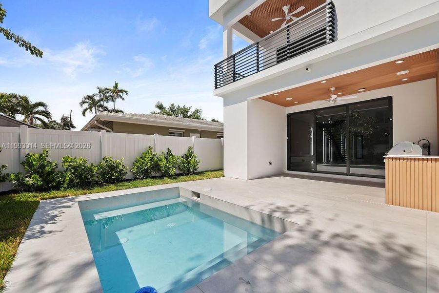 Exterior details and patio area of a home in , Fort Lauderdale (Image 3).