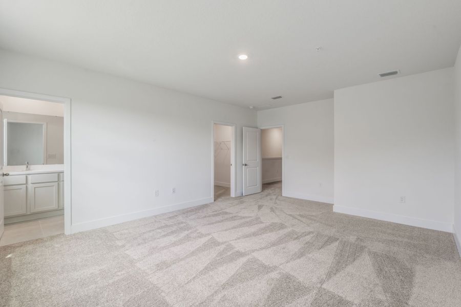 Spacious, unfurnished interior of a new home in Magnolia Reserve, Ocoee (Image 10).
