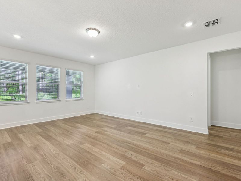 Spacious, unfurnished interior of a new home in Ridgehaven - Signature Series, Ormond Beach (Image 9).