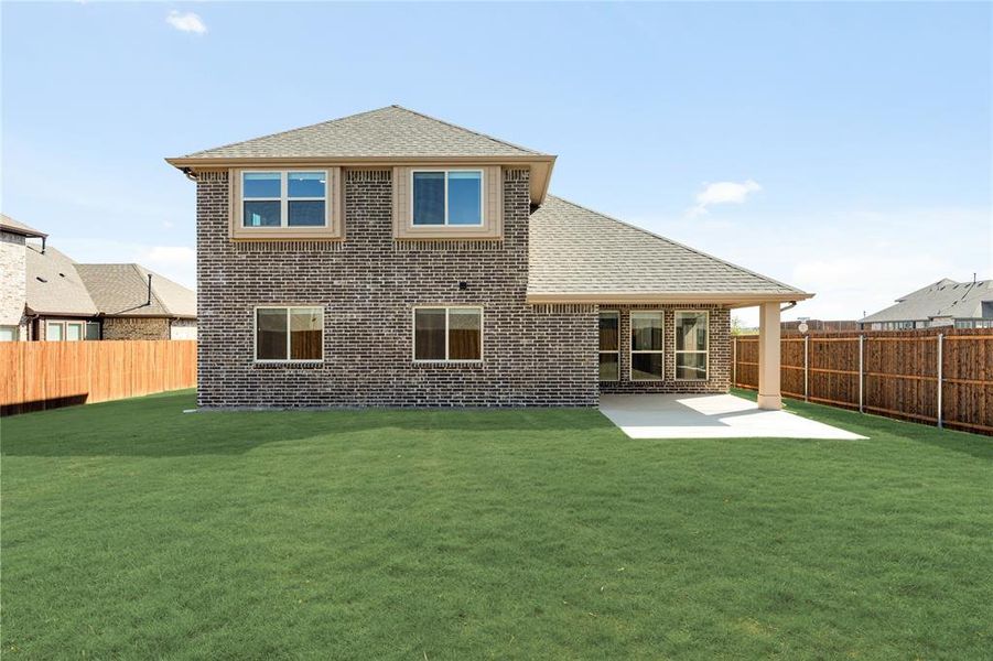 Exterior details and patio area of a home in Hampton Park, Glenn Heights (Image 4).
