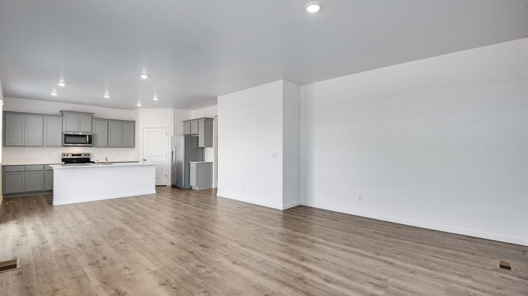 Spacious, unfurnished interior of a new home in Vista Meadows, Fort Lupton (Image 10).