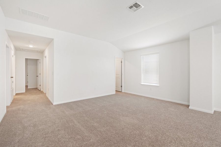 Spacious, unfurnished interior of a new home in Porter Country, Buda (Image 8).