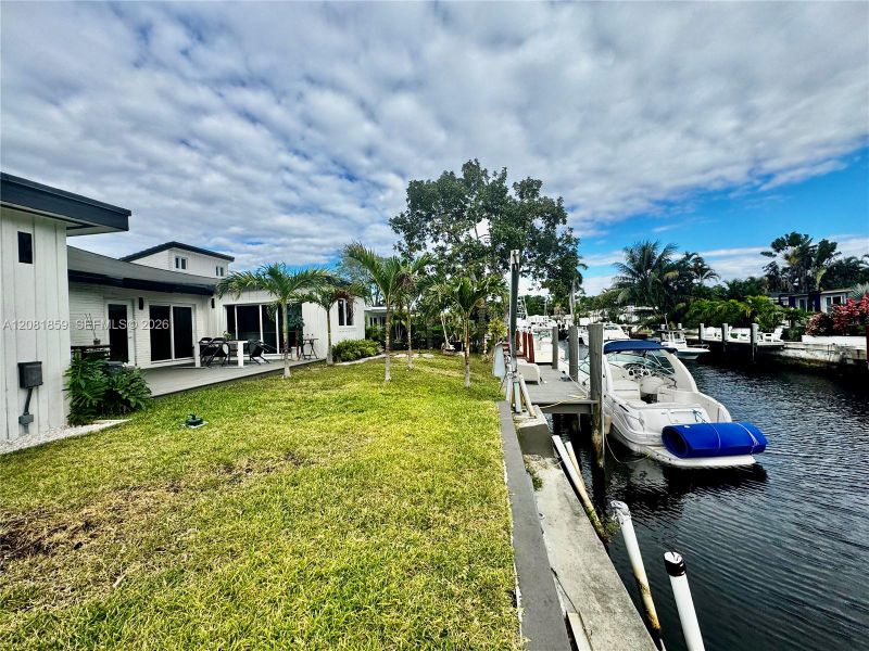 Exterior details and patio area of a home in , Fort Lauderdale (Image 28).