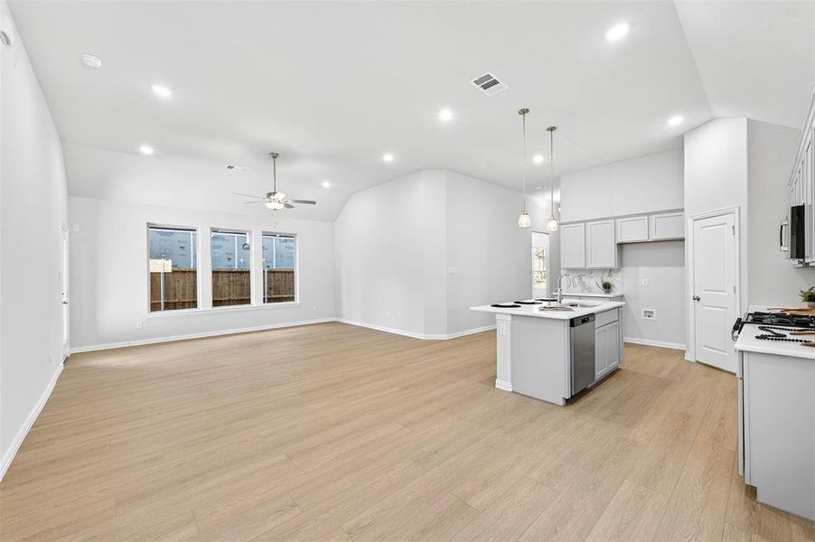 Spacious, unfurnished interior of a new home in Tarrytown, Crowley (Image 40).